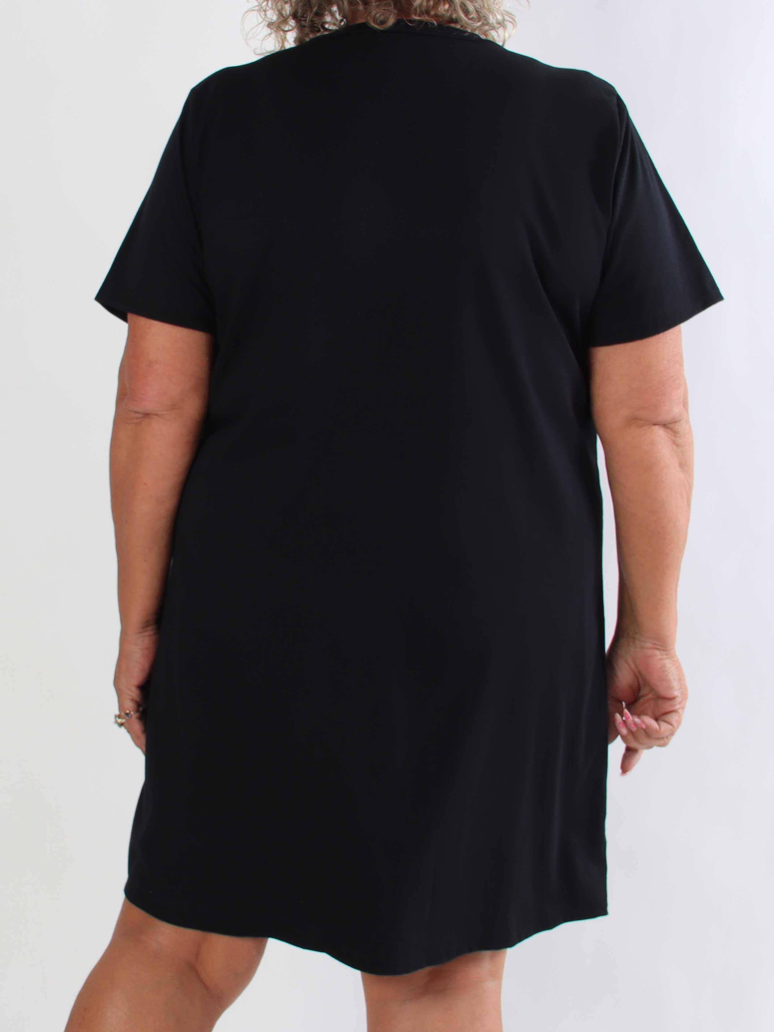 Meriam - Plus size t-shirtklänning med ett coolt, amerikanskinspirerat tryck